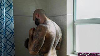 בחור נמשך לאב חורג שיערתי במשחק גס