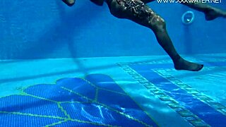Wow, Canadese milf Heidi Van Horny plaagt onderwater met sappige bewegingen