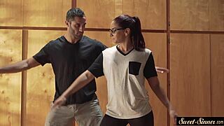 Nevlastná mama tittyfucked a drsný šukaná odzadu v divokom stretnutí