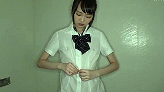 Cewek Jepang amatir kecil-kecilan dalam aksi memek botak rumahan.