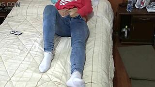 Ho Infilato la Mano nei Jeans per Stuzzicarmi Guardando TV con Mio Figliastro Tardi Notte. Il Mio Tocco Furtivo Era Così Sbagliato Ma Eccitante.