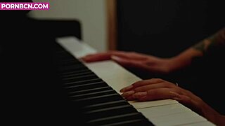 Debela plavuša 18+ svira klavir u mekom solo videu.