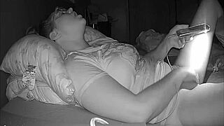 Busty kurba skrivaj snema perverzni video za punco. Skrita kamera ujame vsako umazano podrobnost!