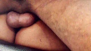 कॉलेज गर्ल दोस्तों का कम लंड पर चखती है