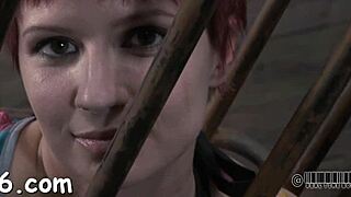 Latex sadomasochismus porno se svázaným párem v doggystyle akci