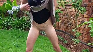 Garota 18+ magra mija e rebola a bundinha 18+ pequena ao ar livre