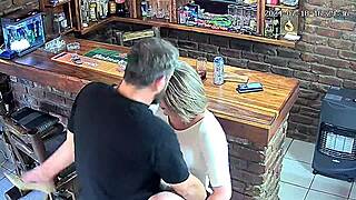 Хванах жена си да изневерява на камера в обществено флаш на полата