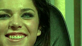 מזכירה עם ציצים גדולים קשורה ומשולטת בזיון אנאל קשוח במשרד