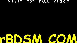 Gefesselte Spielerin wird hart in der Garage bestraft