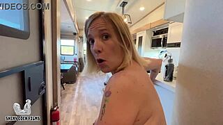 Мужик жестко ебет бабу в чулках, кончает на пизду