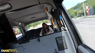 Γεια, δες αυτό το ψεύτικο ταξί με την ισπανική δασκάλα Λίντα ντελ Σολ να γαμάει σκληρά!