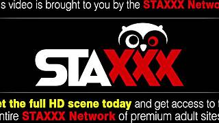 Japonska beba z ogromnimi cicami, preplavljena s štirimi trdimi kurci