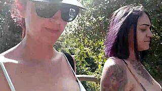 Γυμνά κορμιά στην παραλία γυμνιστών