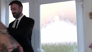 Onderdanige met enorme fake borsten in hardcore BDSM