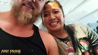 Azijska punčka prstana javno na letu z letalom