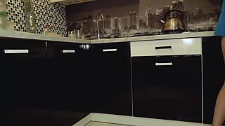 فتاة صغيرة تم القبض عليها في كاميرا تجسس بدون بنطال تحت التنورة