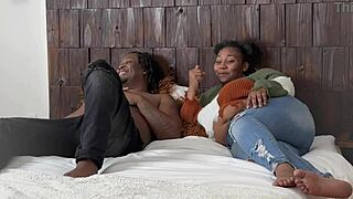 כוס מפזרת בזיון דוגי עם זין מפלצתי במסיבת בית