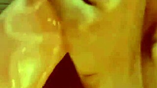 Krásná mladá 18+ brunetka zažívá intenzivní orgasmy v hraní s kundou