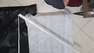 泌尿科医生在前列腺检查时发情，用假阳具操了病人