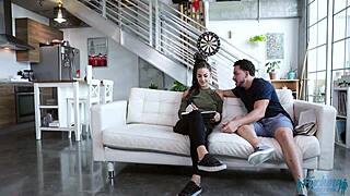 Macht Sloan Harper Hausaufgaben oder deepthroatet Stiefsohn mit großem Schwanz?