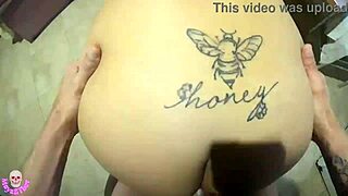 Esposa traviesa saluda a técnico desnuda, sin bragas ni sujetador