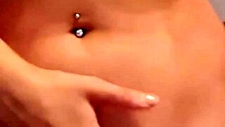 Claudia Bavel soyunur ve sıkı götünü dildo ile açar!