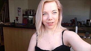 Blondi naapuri antaa kiitollisen suihinoton kasvojen naimisen kanssa