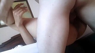 Mijn stiefvaders harde lul heeft mijn strakke kutje verwoest na school, OMG! 😱