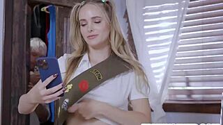 Fiică vitregă scout este futută tare de tată vitreg și frate vitreg.