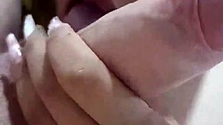 Omule, nevasta-i la muncă, așa că aduc vecina cu țâțe mari pentru futut