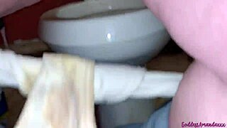 bbw棕发美女在浴室小便，希望你是我的脏厕所