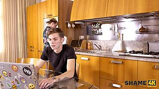 Fant končno zabode seksi rusko milf v vroči kuhinjski jebi