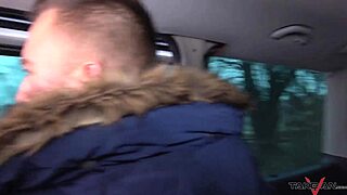 České dievča dostalo tvrdé šukanie na zadnom sedadle a bolo opustené po divokej vonkajšej jazde.