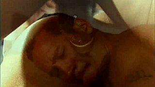 Čokoládová bonboniéra 4 - hladový černý gay drti jeho nejlepšímu kamarádovi chutnou prdel v divoké scéně