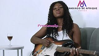 Ja, mijn stiefbroer neukte ons in een geweldige trio