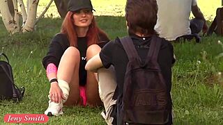 ג'ני סמית תחת בועות מהבהב בציבור