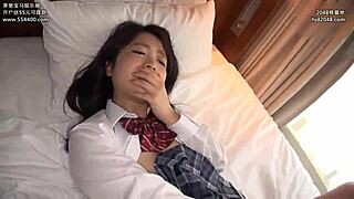 Fille asiatique avale la salive d'un homme d'âge mûr