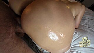 Tínedžerka Violet Viper chytená v práci s dvoma obrovskými chlapmi