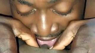 Kvinde giver intens blowjob på stor røv mens hun viser sine kurver