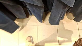 Az olasz mostohád szuper szőrös titka a ruházati boltban.