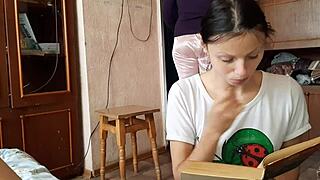 Míg a szobatársam olvas, hátulról maszturbálok neki