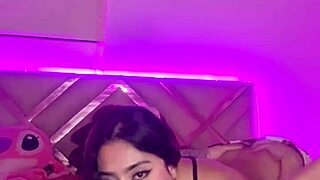 Osupljiva Latina divja po ogromnem kurcu svojega pastorka. Šprica močno v vročem POV akciji!