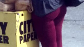 Einzelne schwarze Frau fängt Bus nach Einkaufstrip