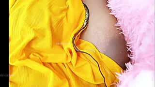 एशियन कॉलेज गर्ल बिग बूब्स के साथ अपनी स्टनिंग चेस्ट डिस्प्ले करती है