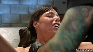 Hei, katso tätä orjaa naidetaan kovaa anaalisti koiras-bondageessa!