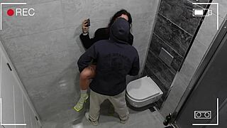 Вот как моя жена тусит в клубе с друзьями