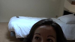 Overrasker min roommate i mit værelse efter arbejde