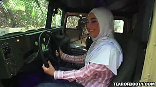 Două babe arabe sug pula adânc în pădurea junglei