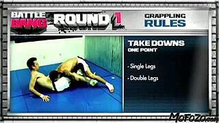 गेराज में ब्रूनेट मॉडल की टिट्स पर स्लॉपी कम स्प्लैश