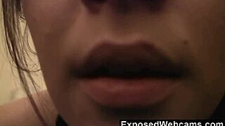 Brünette junge Frau mit Zöpfen neckt im Schlafzimmer beim Kuss-Spiel